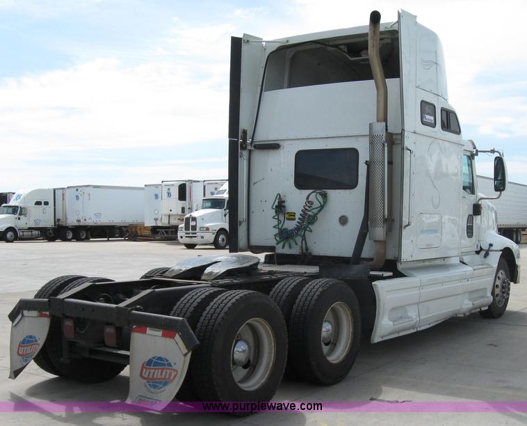 image for item 2622 2002 International 9400I semi truck