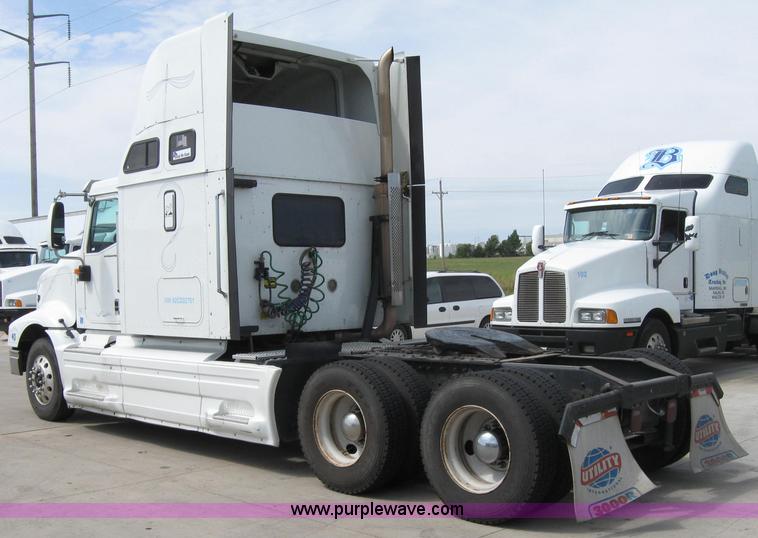 image for item 2622 2002 International 9400I semi truck