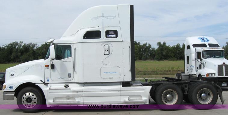 image for item 2622 2002 International 9400I semi truck