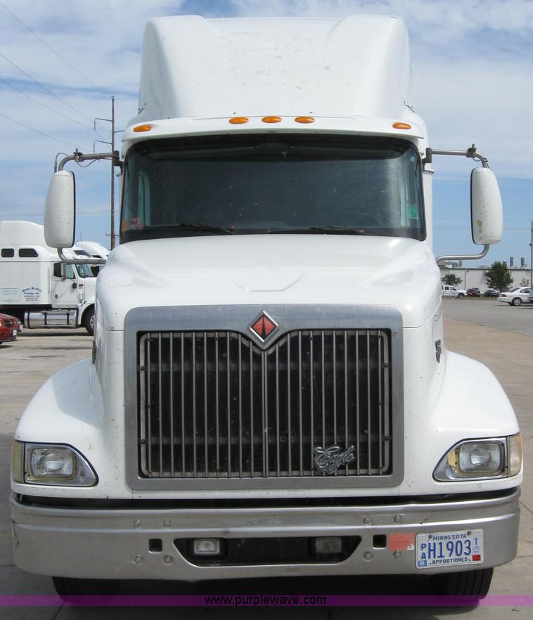 image for item 2622 2002 International 9400I semi truck