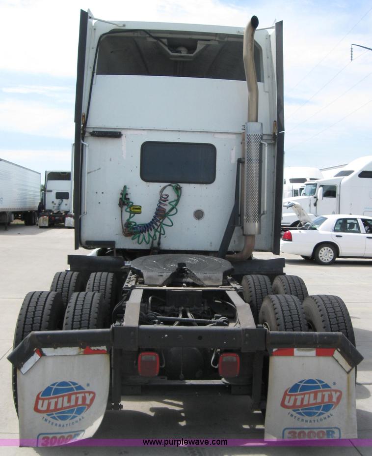 image for item 2622 2002 International 9400I semi truck