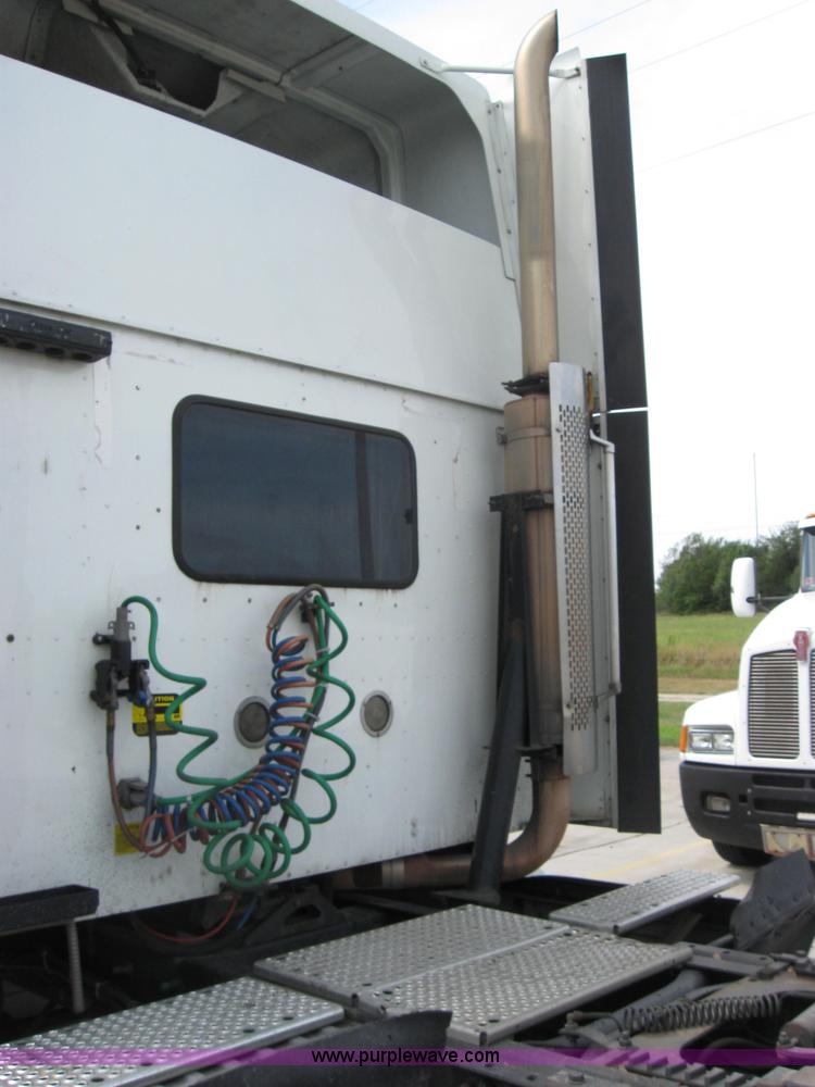 image for item 2622 2002 International 9400I semi truck