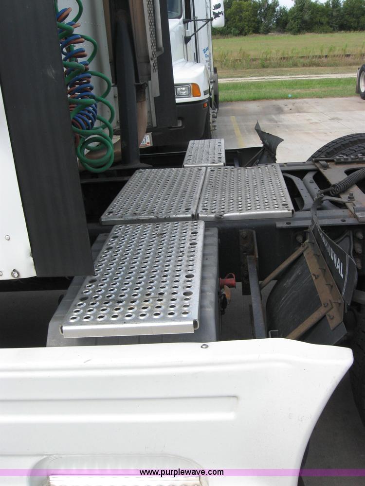 image for item 2622 2002 International 9400I semi truck