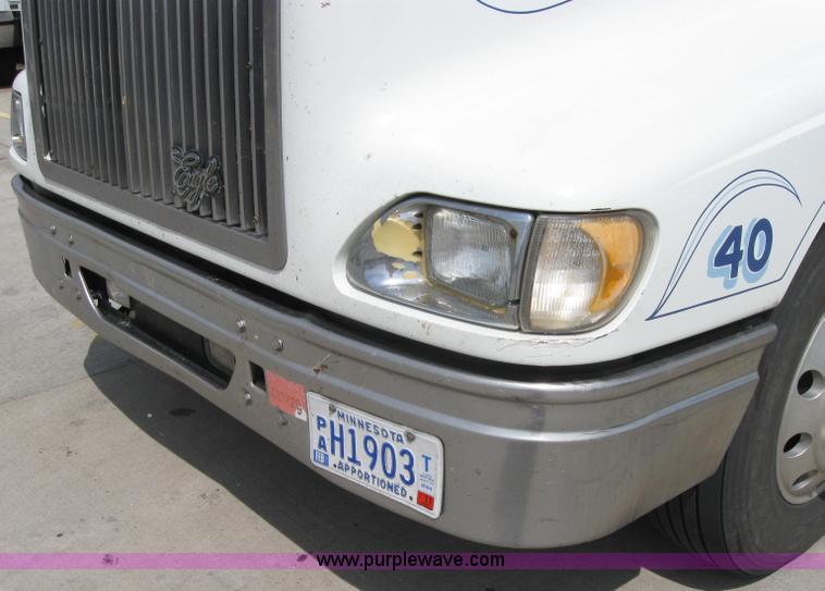 image for item 2622 2002 International 9400I semi truck
