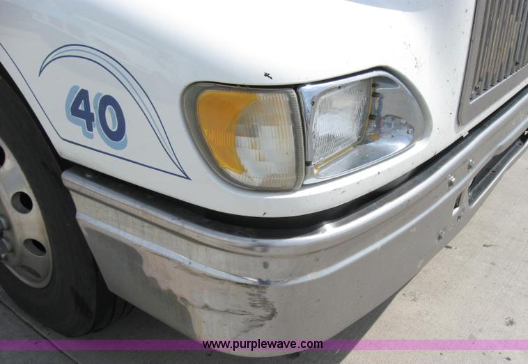 image for item 2622 2002 International 9400I semi truck