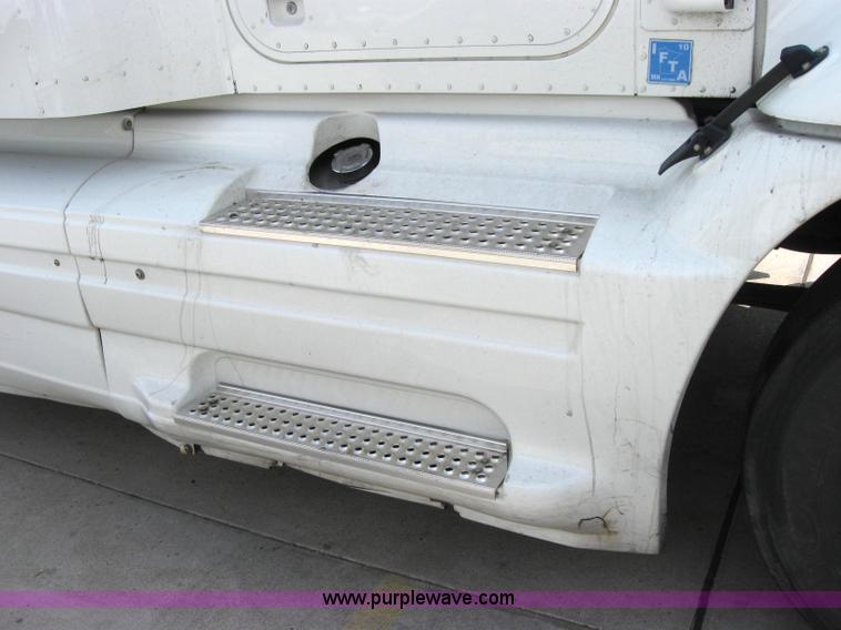 image for item 2622 2002 International 9400I semi truck