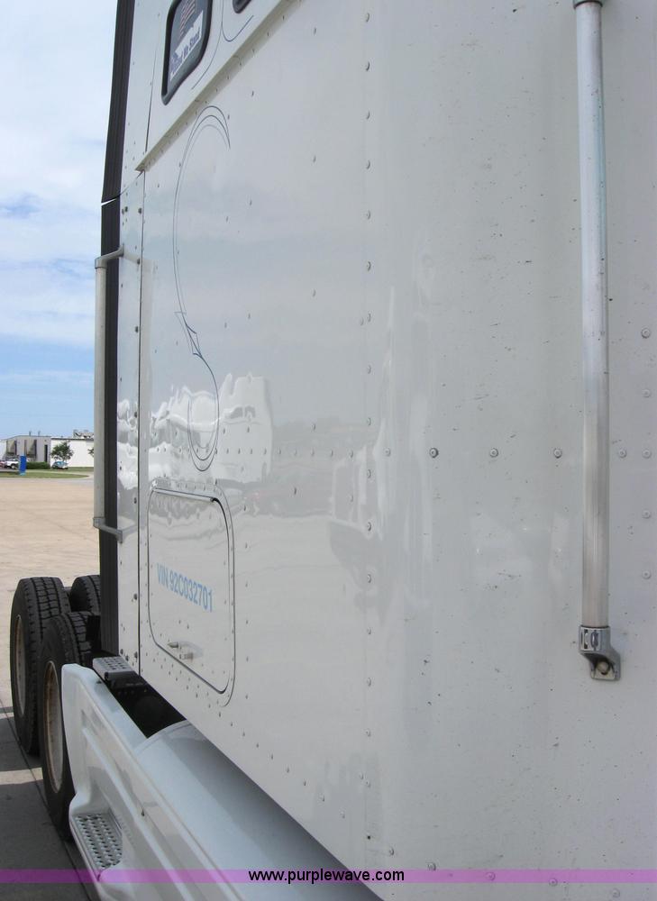 image for item 2622 2002 International 9400I semi truck