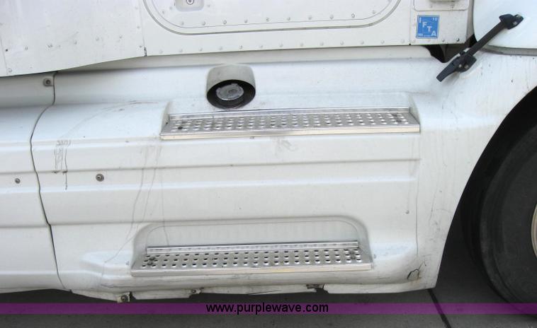 image for item 2622 2002 International 9400I semi truck