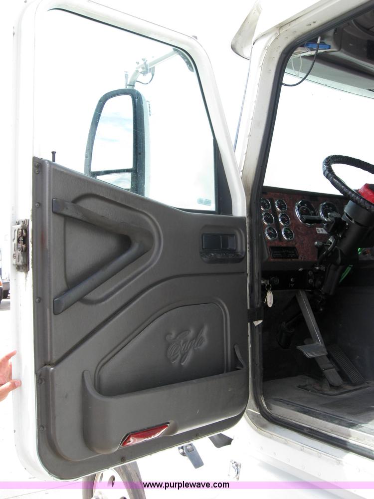 image for item 2622 2002 International 9400I semi truck