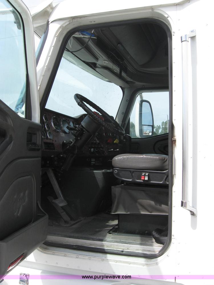 image for item 2622 2002 International 9400I semi truck