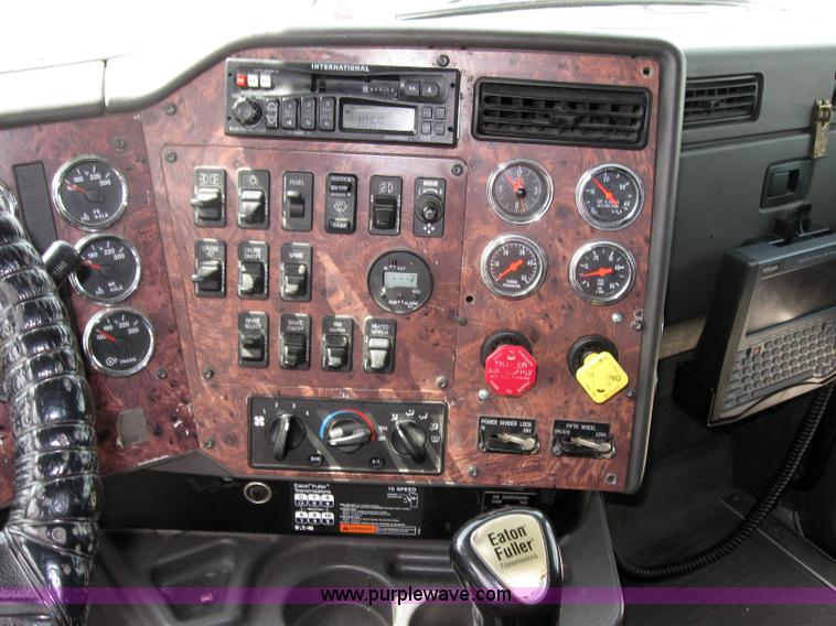 image for item 2622 2002 International 9400I semi truck