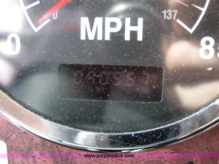 image for item 2622 2002 International 9400I semi truck