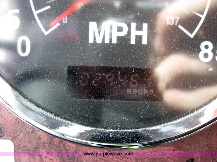 image for item 2622 2002 International 9400I semi truck