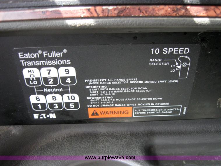 image for item 2622 2002 International 9400I semi truck