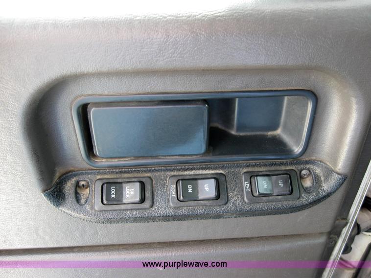 image for item 2622 2002 International 9400I semi truck