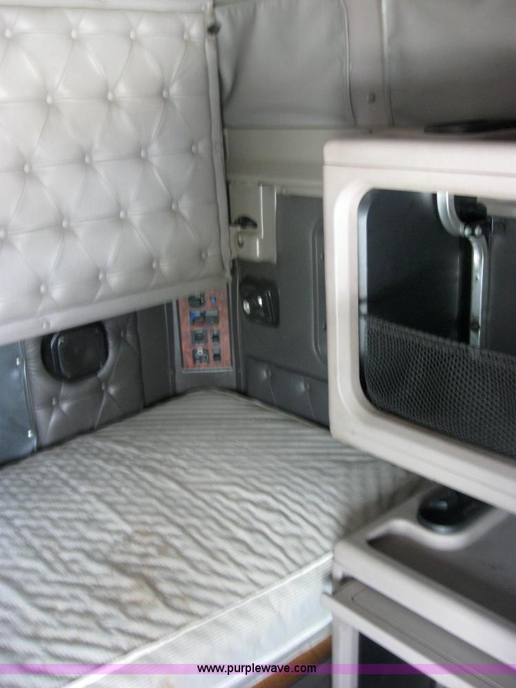 image for item 2622 2002 International 9400I semi truck