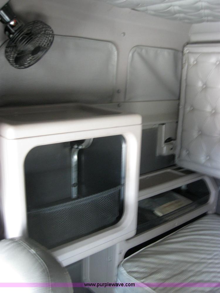 image for item 2622 2002 International 9400I semi truck