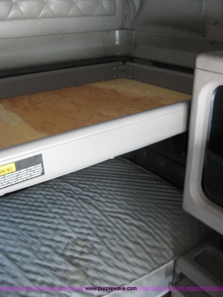 image for item 2622 2002 International 9400I semi truck