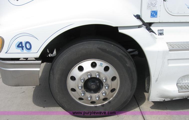 image for item 2622 2002 International 9400I semi truck