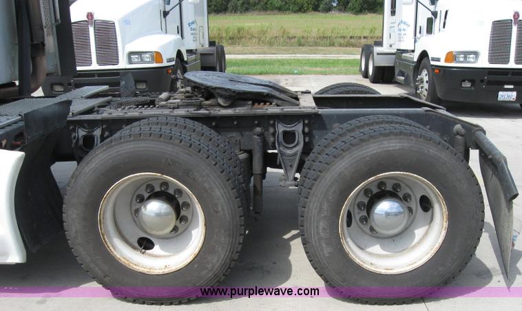 image for item 2622 2002 International 9400I semi truck