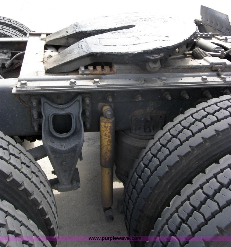 image for item 2622 2002 International 9400I semi truck