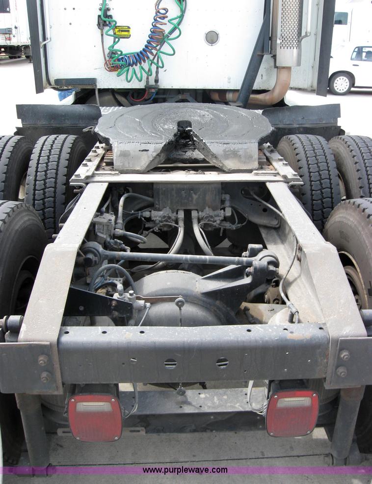 image for item 2622 2002 International 9400I semi truck