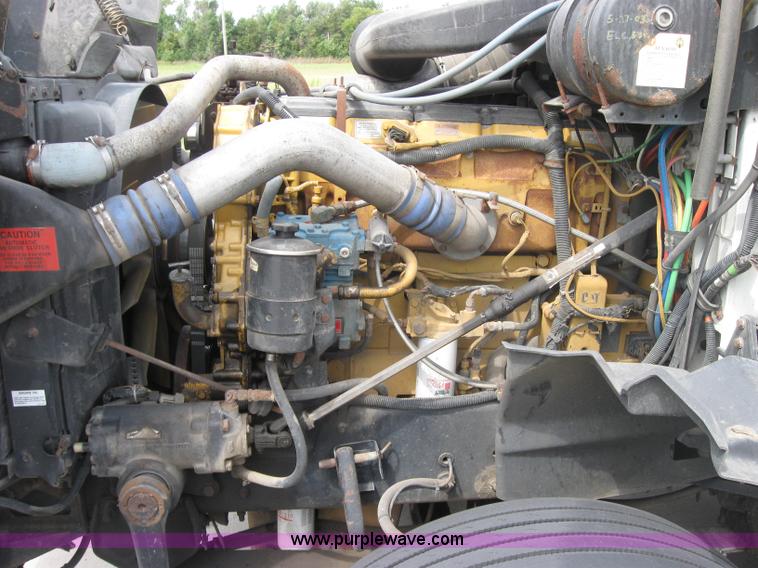 image for item 2622 2002 International 9400I semi truck