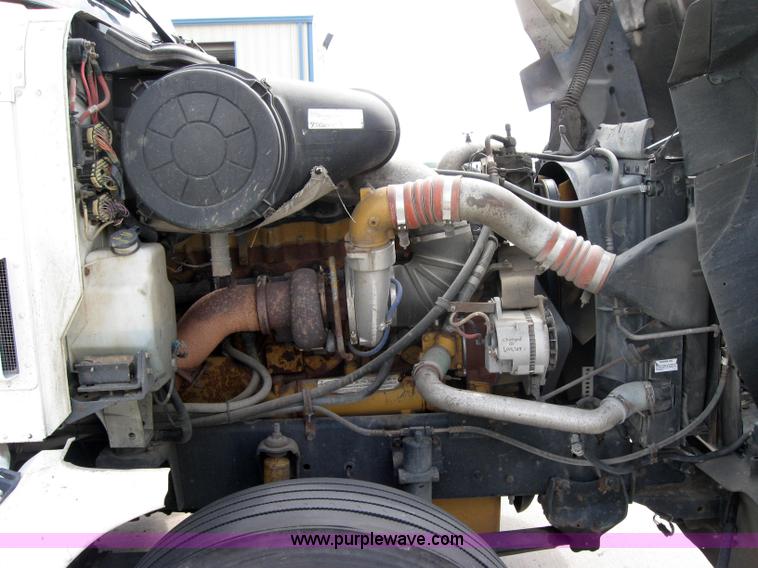 image for item 2622 2002 International 9400I semi truck