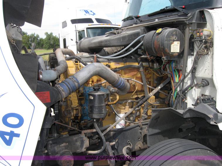 image for item 2622 2002 International 9400I semi truck