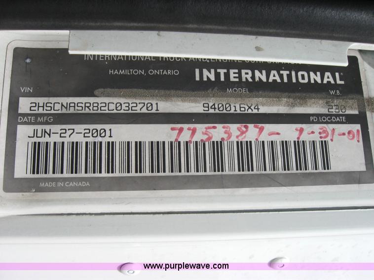 image for item 2622 2002 International 9400I semi truck