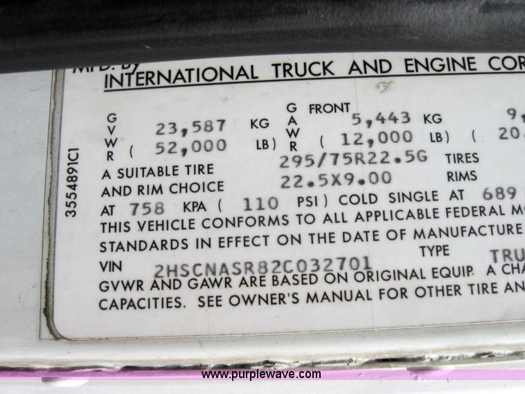 image for item 2622 2002 International 9400I semi truck