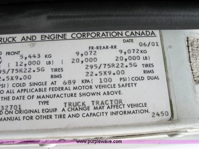 image for item 2622 2002 International 9400I semi truck