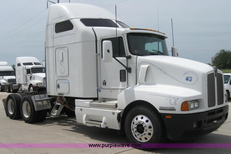 image for item 2623 2003 Kenworth Construct T600 semi truck