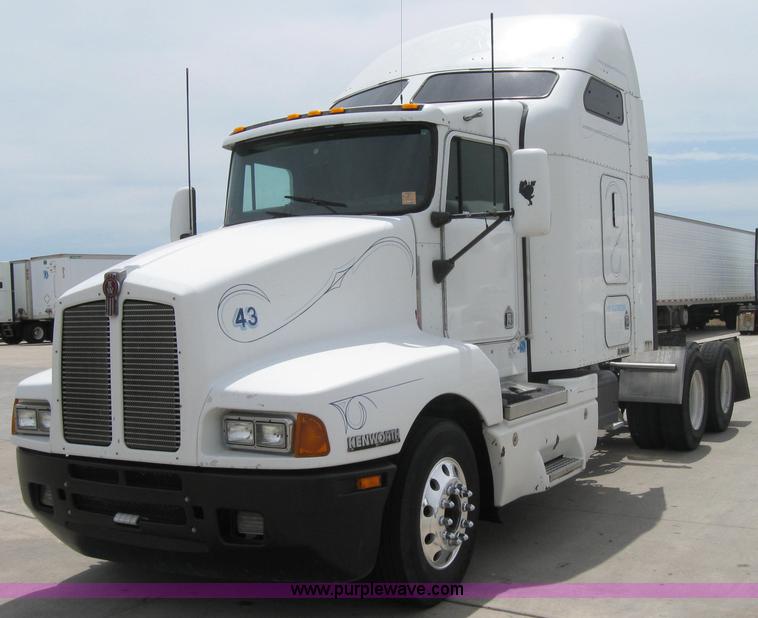 image for item 2623 2003 Kenworth Construct T600 semi truck