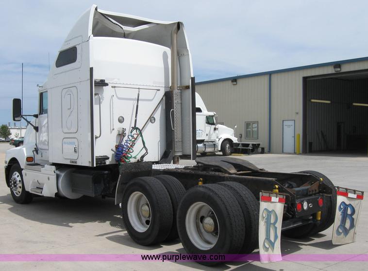image for item 2623 2003 Kenworth Construct T600 semi truck