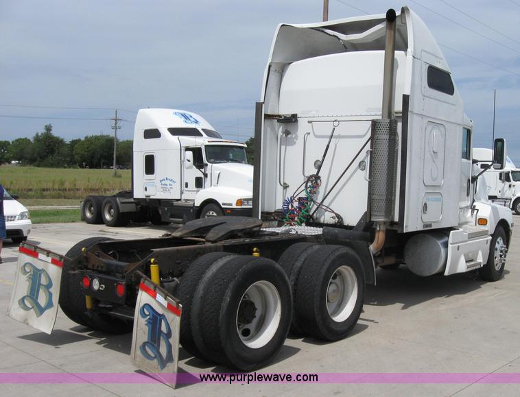 image for item 2623 2003 Kenworth Construct T600 semi truck