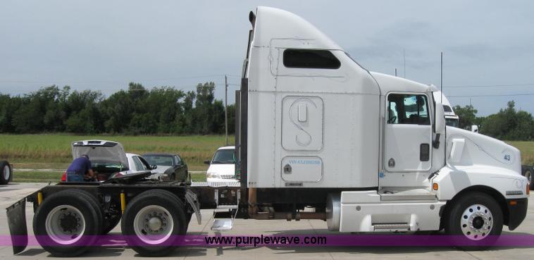 image for item 2623 2003 Kenworth Construct T600 semi truck
