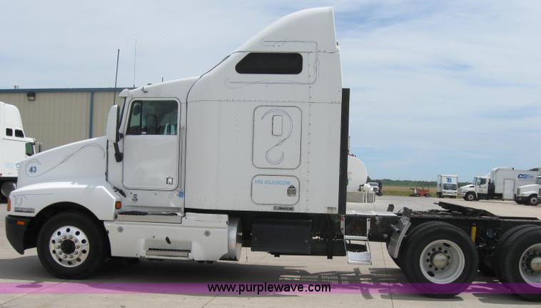 image for item 2623 2003 Kenworth Construct T600 semi truck