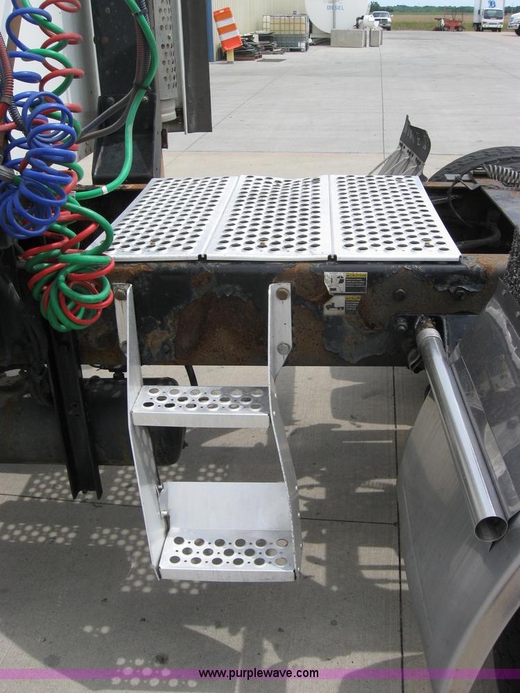 image for item 2623 2003 Kenworth Construct T600 semi truck