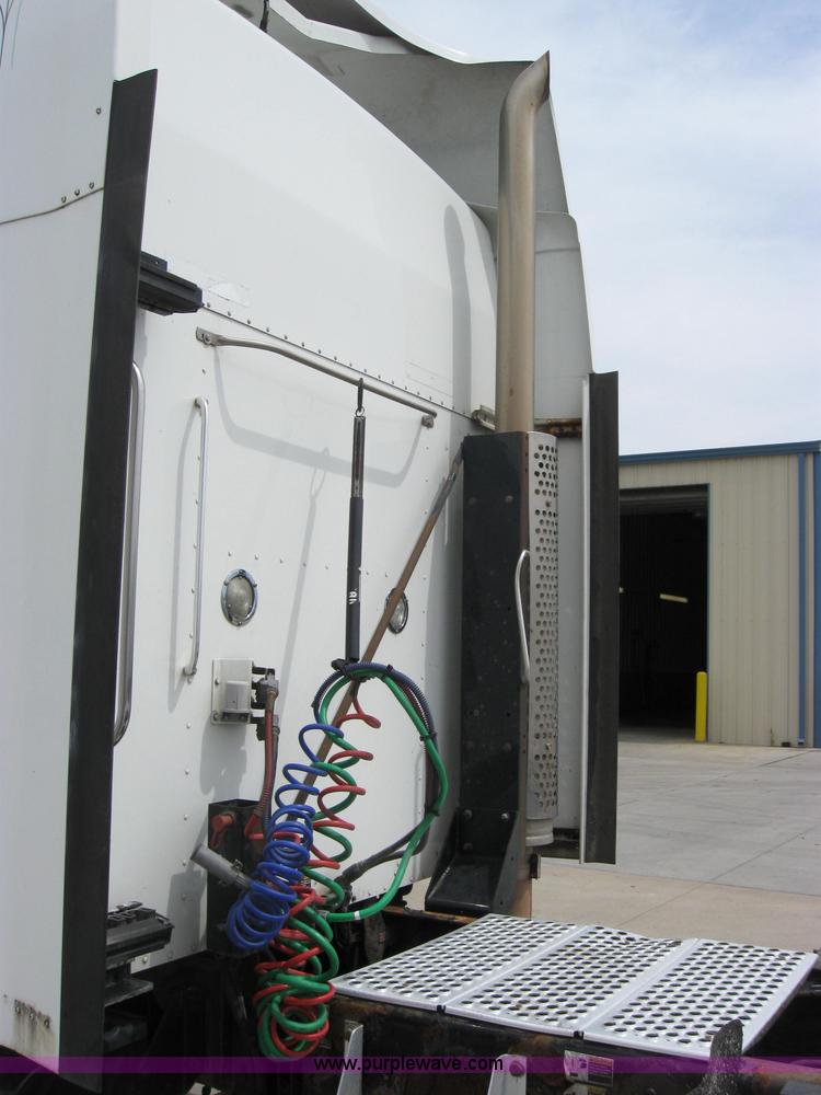 image for item 2623 2003 Kenworth Construct T600 semi truck