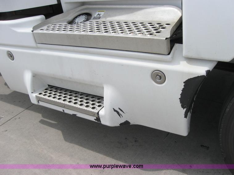 image for item 2623 2003 Kenworth Construct T600 semi truck