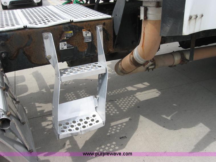 image for item 2623 2003 Kenworth Construct T600 semi truck