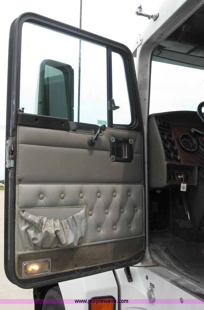 image for item 2623 2003 Kenworth Construct T600 semi truck