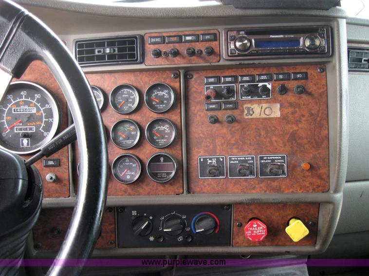 image for item 2623 2003 Kenworth Construct T600 semi truck