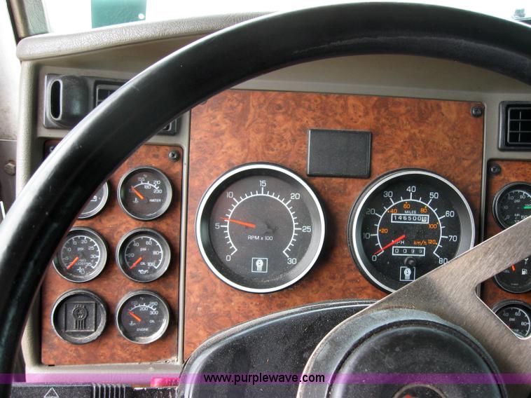 image for item 2623 2003 Kenworth Construct T600 semi truck