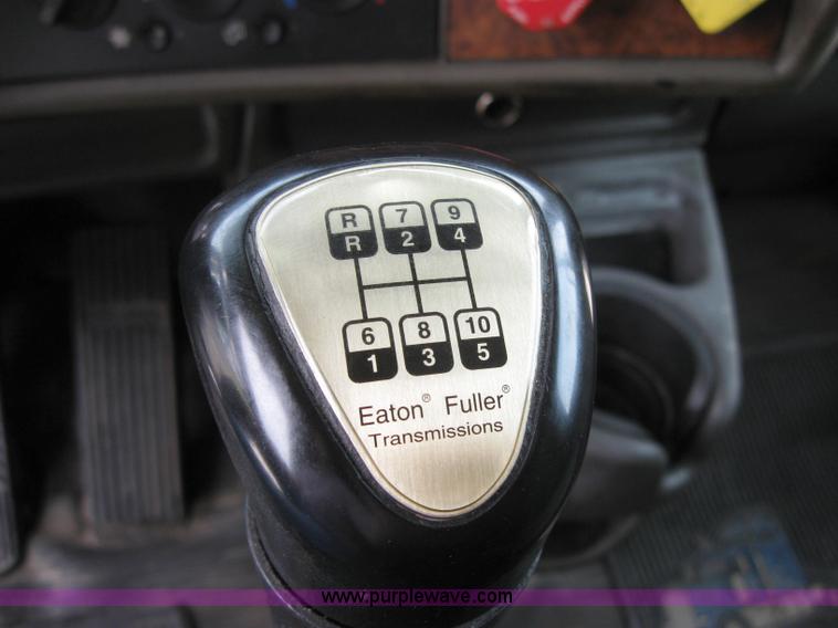 image for item 2623 2003 Kenworth Construct T600 semi truck