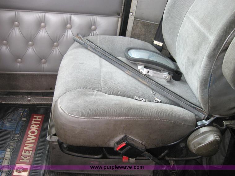 image for item 2623 2003 Kenworth Construct T600 semi truck