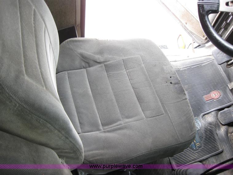 image for item 2623 2003 Kenworth Construct T600 semi truck