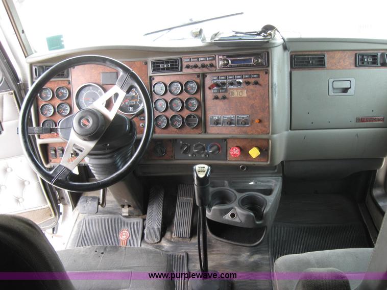 image for item 2623 2003 Kenworth Construct T600 semi truck