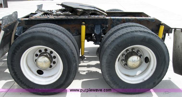 image for item 2623 2003 Kenworth Construct T600 semi truck